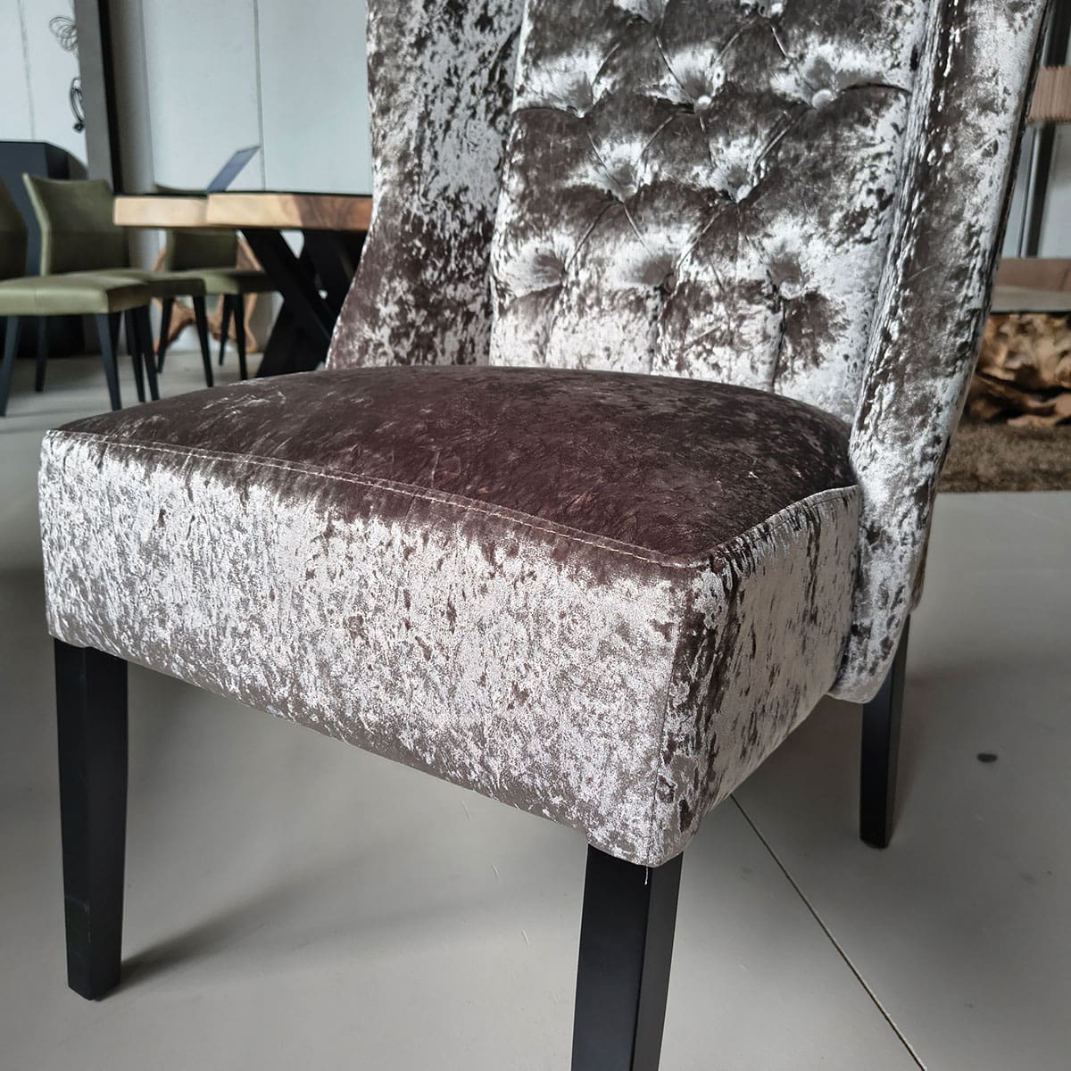 Showroommodel van klassieke eetkamerstoel bij Houweling Interieur. Fluwelen eetkamerstoel met capitons in de rug.