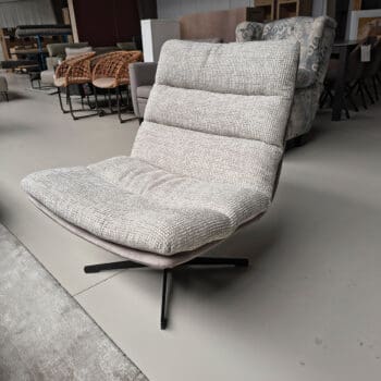 Showroommodel van moderne fauteuil bij Houweling Interieur. Design fauteuil uitgevoerd in grijs stof en leder.
