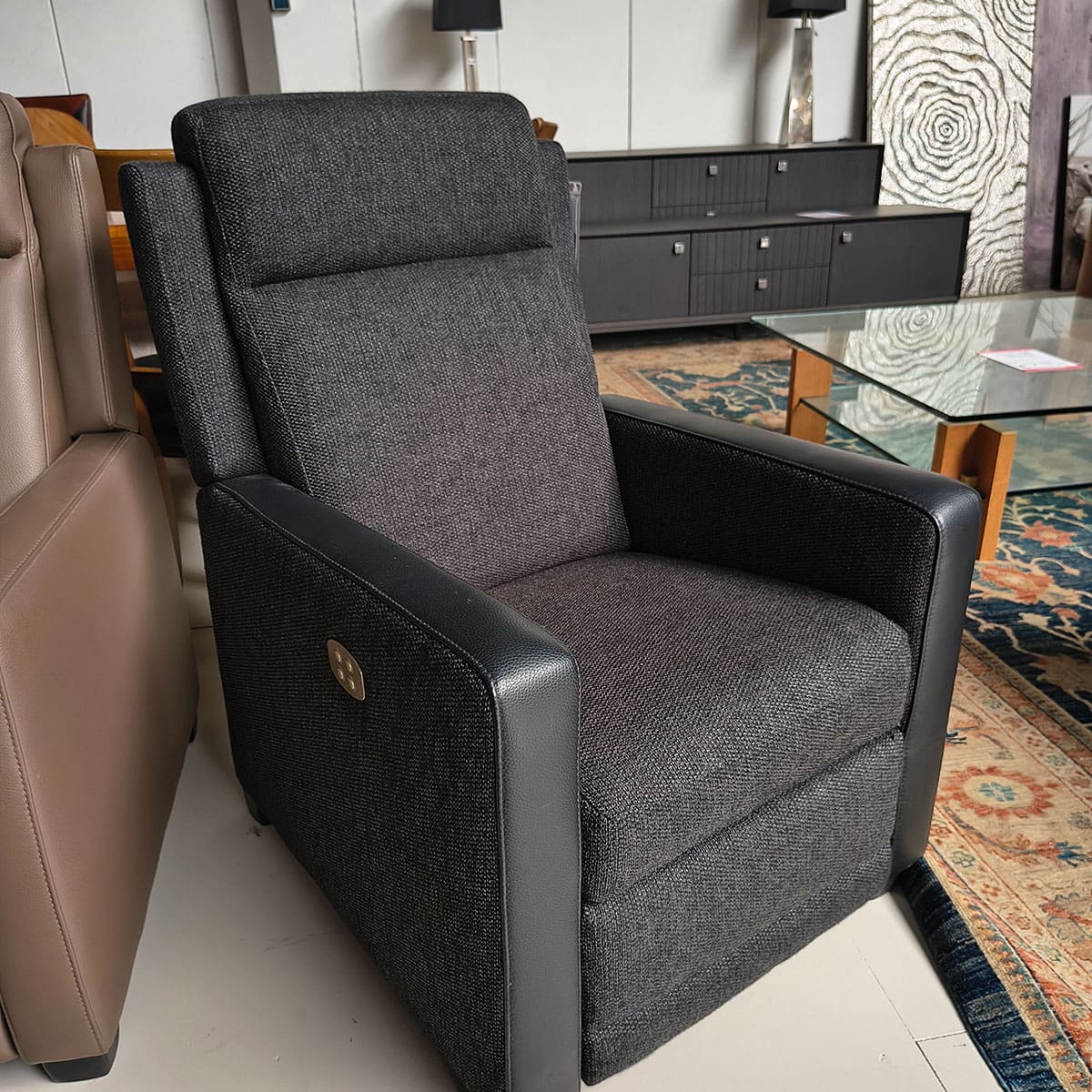 Showroommodel van relax fauteuil bij Houweling Interieur. Moderne fauteuil uitgevoerd in antraciet stof en leder.