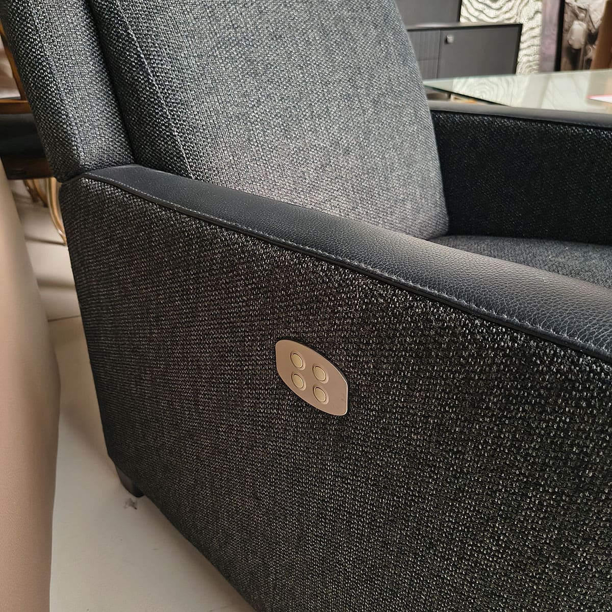 Showroommodel van relax fauteuil bij Houweling Interieur. Moderne fauteuil uitgevoerd in antraciet stof en leder.