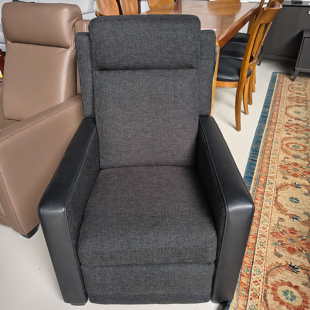 Showroommodel van relax fauteuil bij Houweling Interieur. Moderne fauteuil uitgevoerd in antraciet stof en leder.