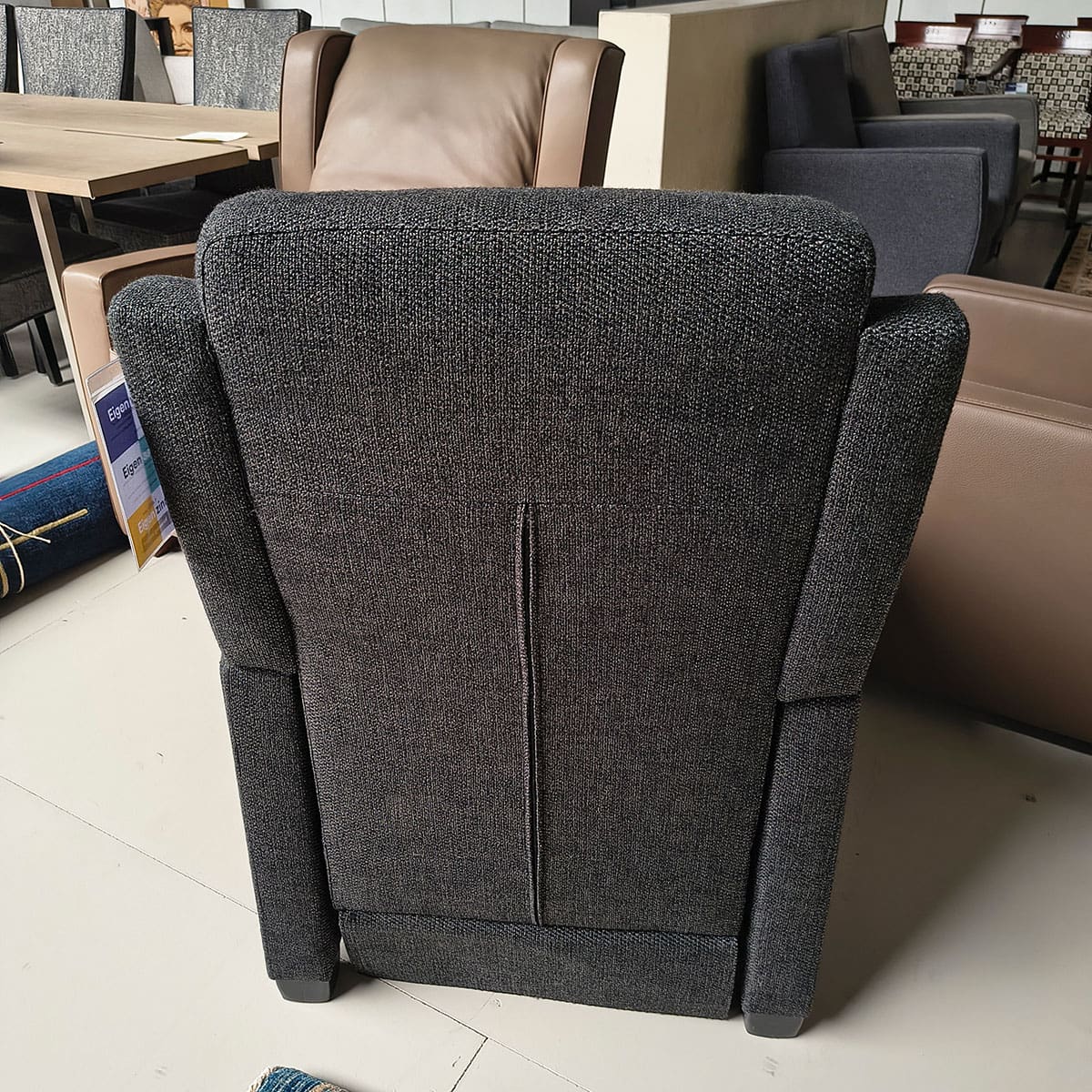Showroommodel van relax fauteuil bij Houweling Interieur. Moderne fauteuil uitgevoerd in antraciet stof en leder.
