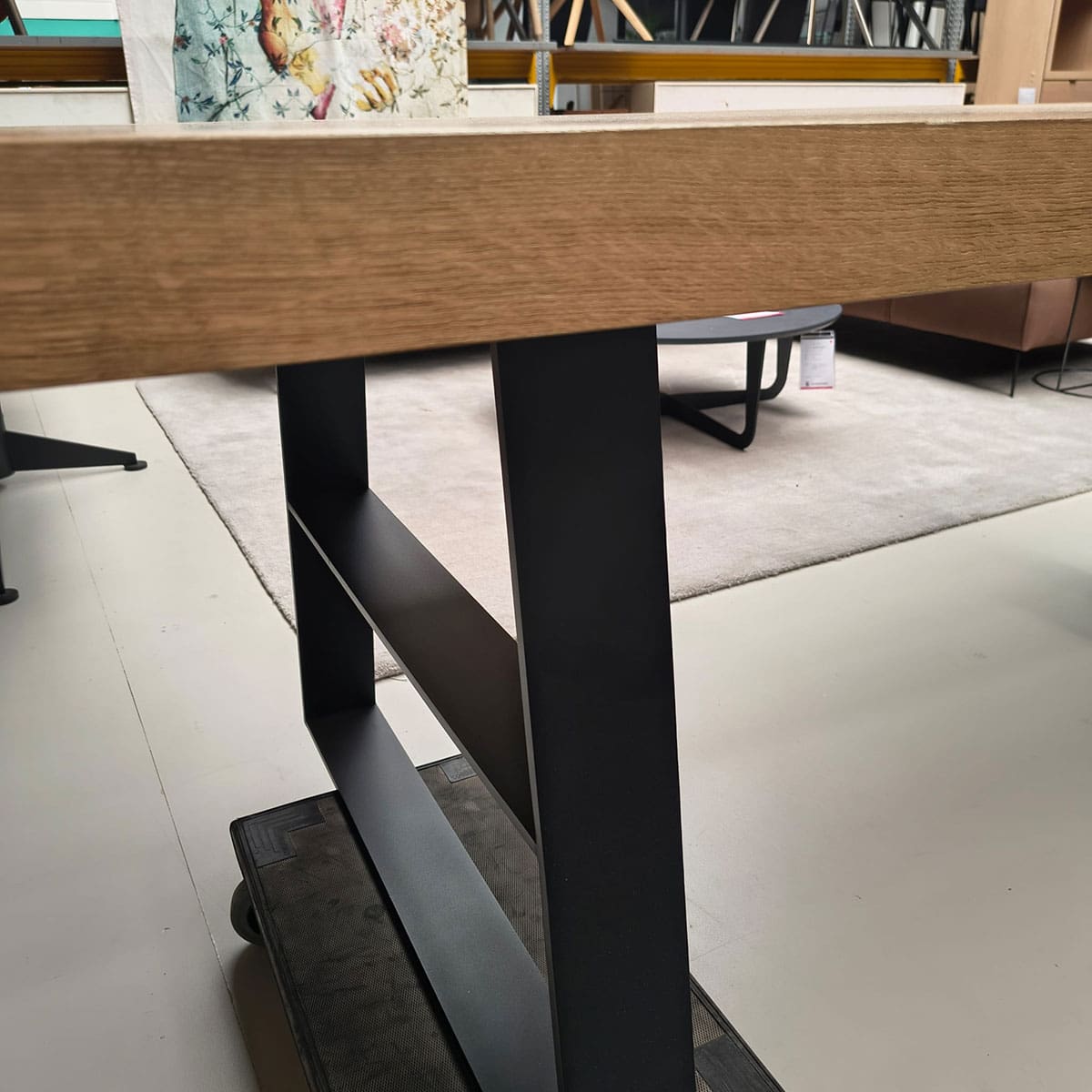 Showroommodel van industriële tafel bij Houweling Interieur. Eikenhouten tafel met zwart onderstel.