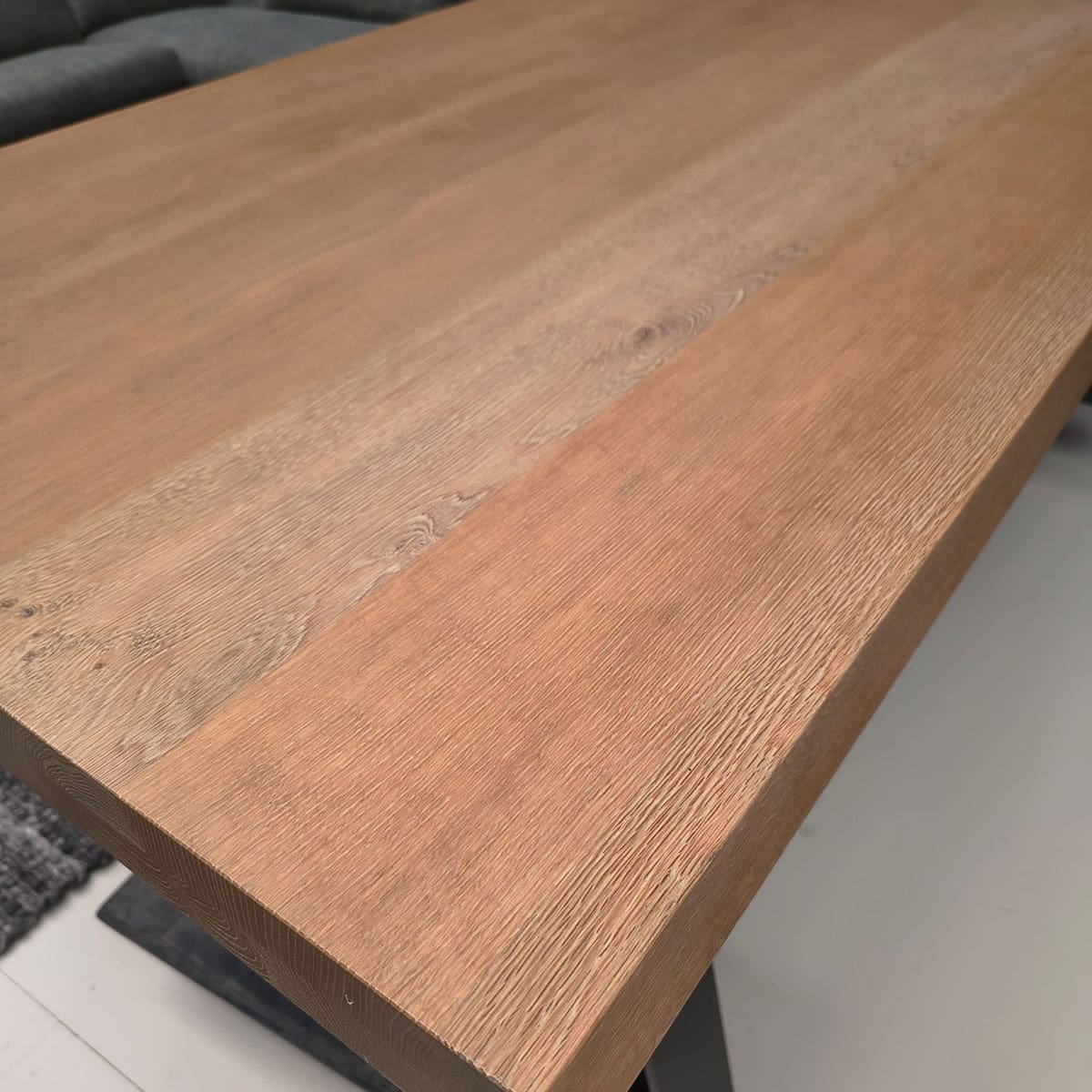 Showroommodel van industriële tafel bij Houweling Interieur. Eikenhouten tafel met zwart onderstel.