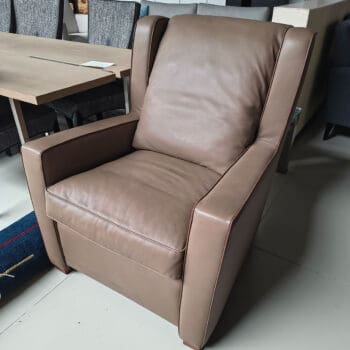 Showroommodel van leren fauteuil bij Houweling Interieur. Moderne fauteuil uitgevoerd in beige leder.