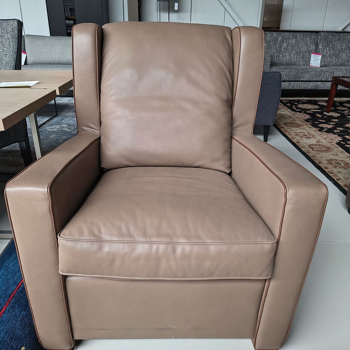 Showroommodel van leren fauteuil bij Houweling Interieur. Moderne fauteuil uitgevoerd in beige leder.