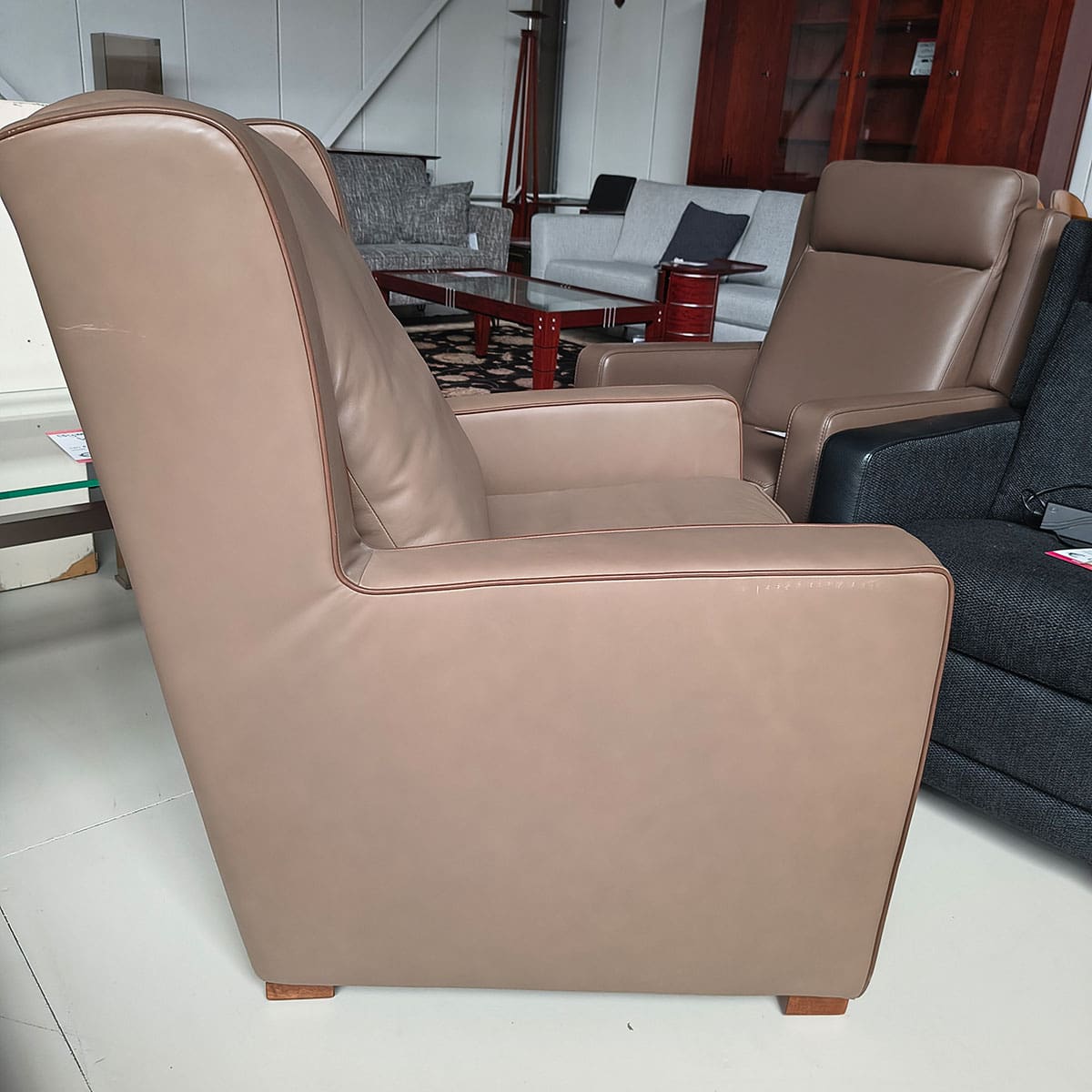 Showroommodel van leren fauteuil bij Houweling Interieur. Moderne fauteuil uitgevoerd in beige leder.