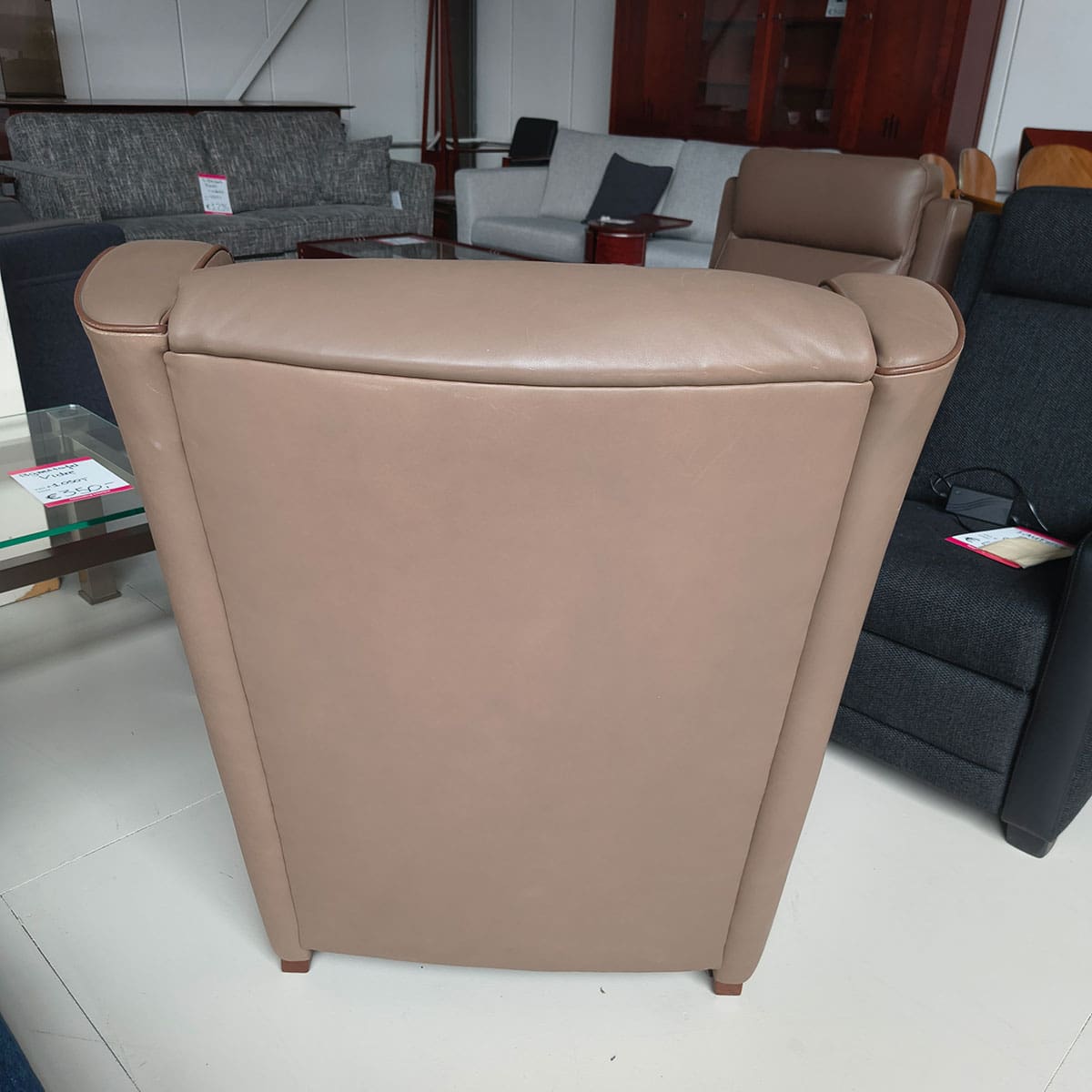 Showroommodel van leren fauteuil bij Houweling Interieur. Moderne fauteuil uitgevoerd in beige leder.