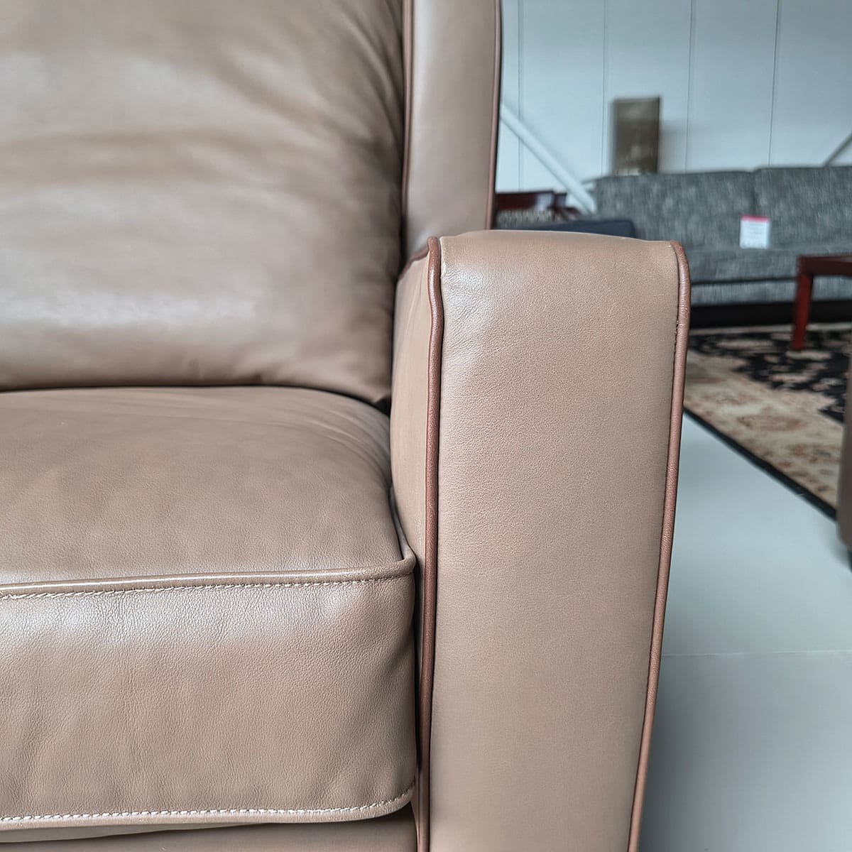 Showroommodel van leren fauteuil bij Houweling Interieur. Moderne fauteuil uitgevoerd in beige leder.