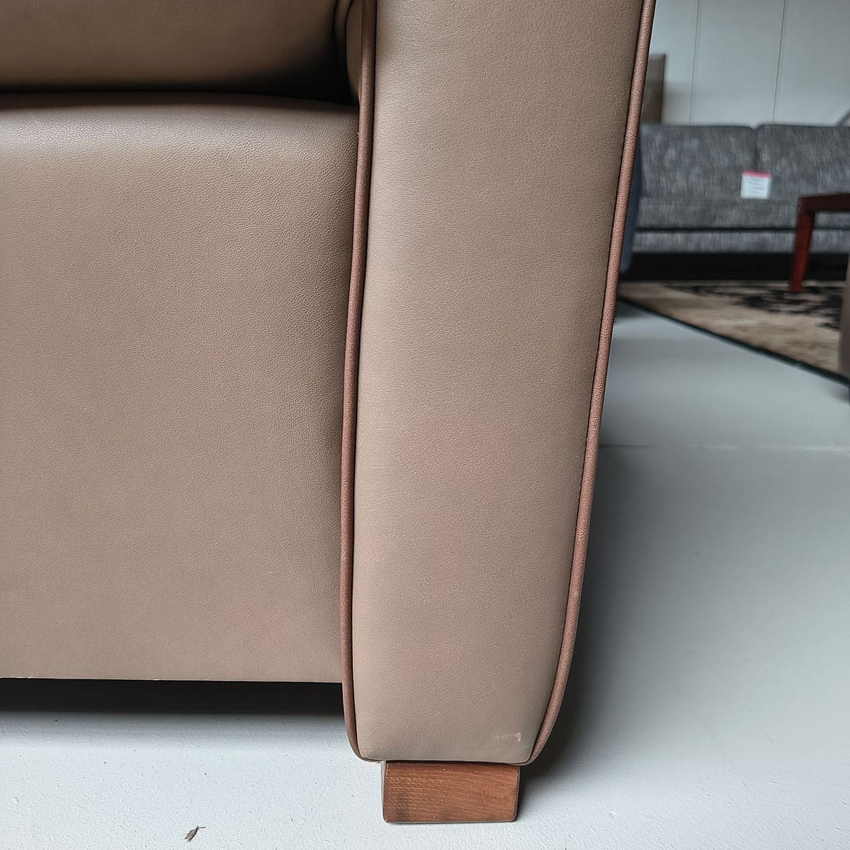 Showroommodel van leren fauteuil bij Houweling Interieur. Moderne fauteuil uitgevoerd in beige leder.