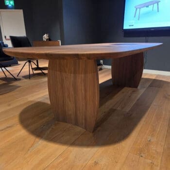 Showroommodellen van houten eettafel van Topform bij Houweling Interieur. Design eettafel uitgevoerd in donker hout.