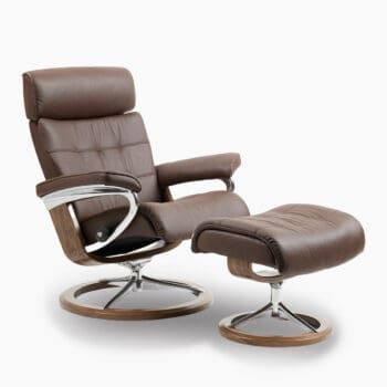 Fauteuil met voetenbank bij Houweling Interieur. Het is een design fauteuil uitgevoerd in bruin leder.