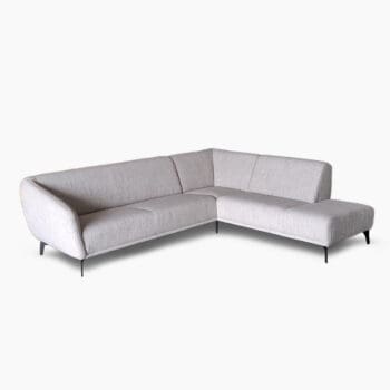Design hoekbank bij Houweling Interieur. Het is een moderne hoekbank uitgevoerd in lichtgrijze stof.