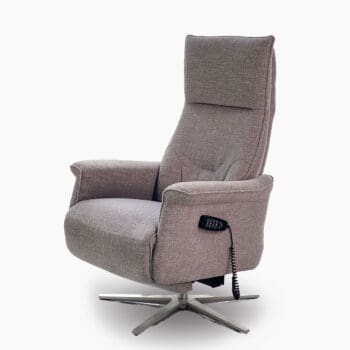 Elektrische fauteuil bij Houweling Interieur. Relax fauteuil uitgevoerd in grijsbeige stof.