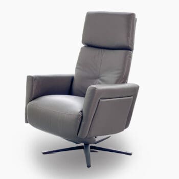 Elektrische fauteuil bij Houweling Interieur. Relax fauteuil uitgevoerd in grijs leder.