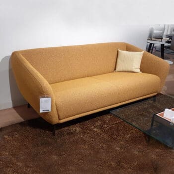 Showroommodel van design bank bij Houweling Interieur. Moderne bank uitgevoerd in gele stof.