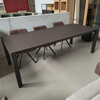 Showroommodel van bruine eettafel van Saunaco bij Houweling Interieur. Design eettafel uitgevoerd met HPL Fenix blad.