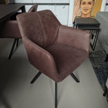 Showroommodellen van luxe eetkamerstoelen bij Houweling Interieur. Moderne eetkamerstoelen uitgevoerd in bruin leer.