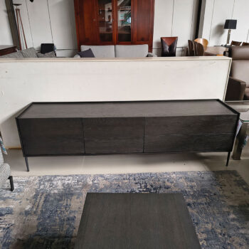 Showroommodel van houten dressoir bij Houweling Interieur. Dressoir kast uitgevoerd eikenhout RAL 7021.