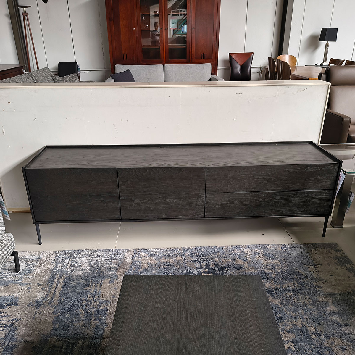 Showroommodel van houten dressoir bij Houweling Interieur. Dressoir kast uitgevoerd eikenhout RAL 7021.
