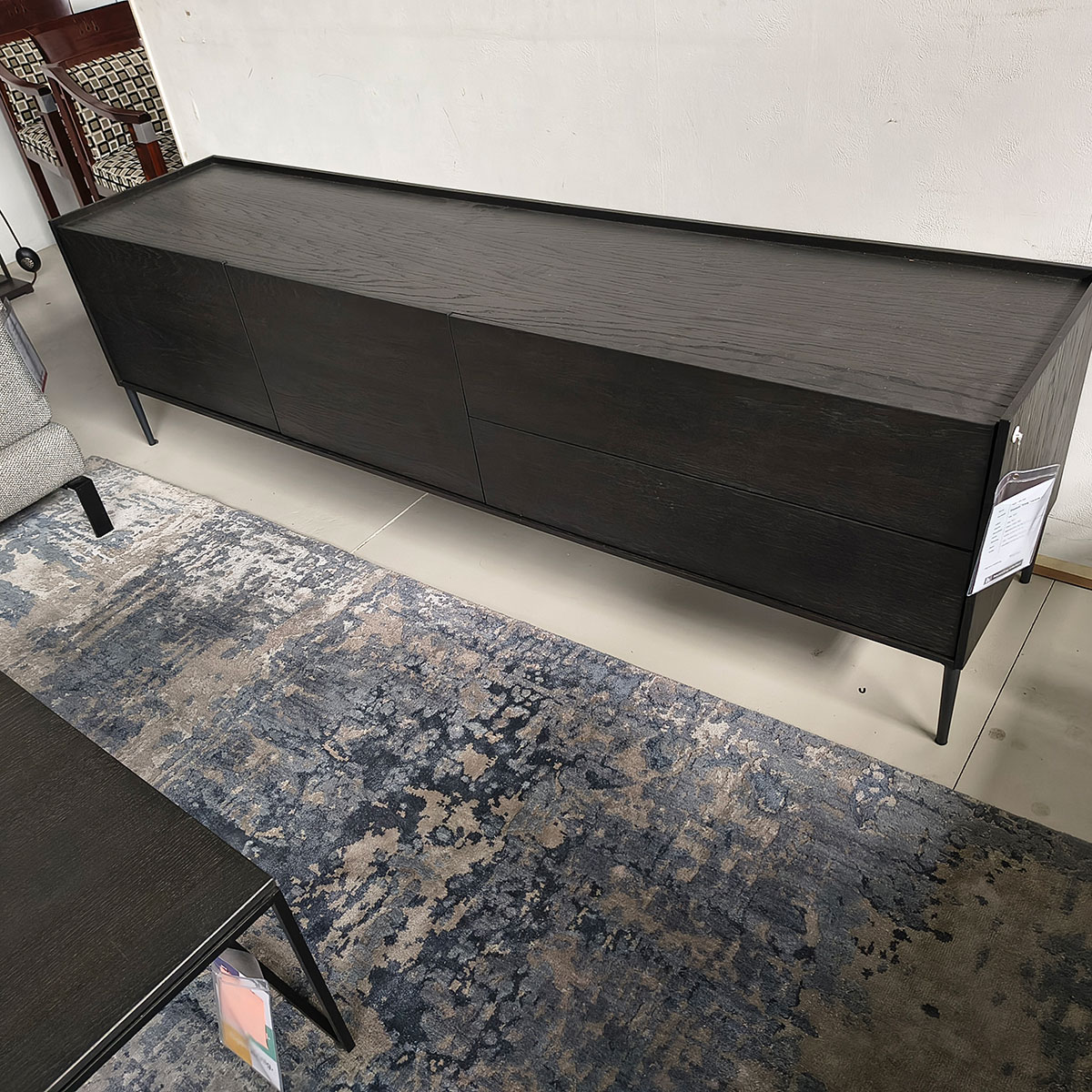 Showroommodel van houten dressoir bij Houweling Interieur. Dressoir kast uitgevoerd eikenhout RAL 7021.