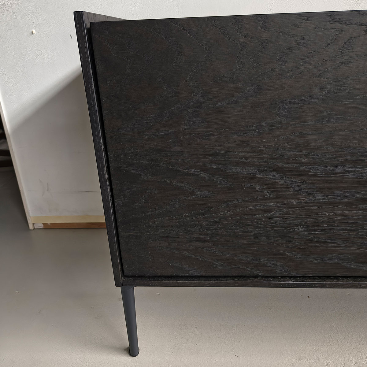 Showroommodel van houten dressoir bij Houweling Interieur. Dressoir kast uitgevoerd eikenhout RAL 7021.