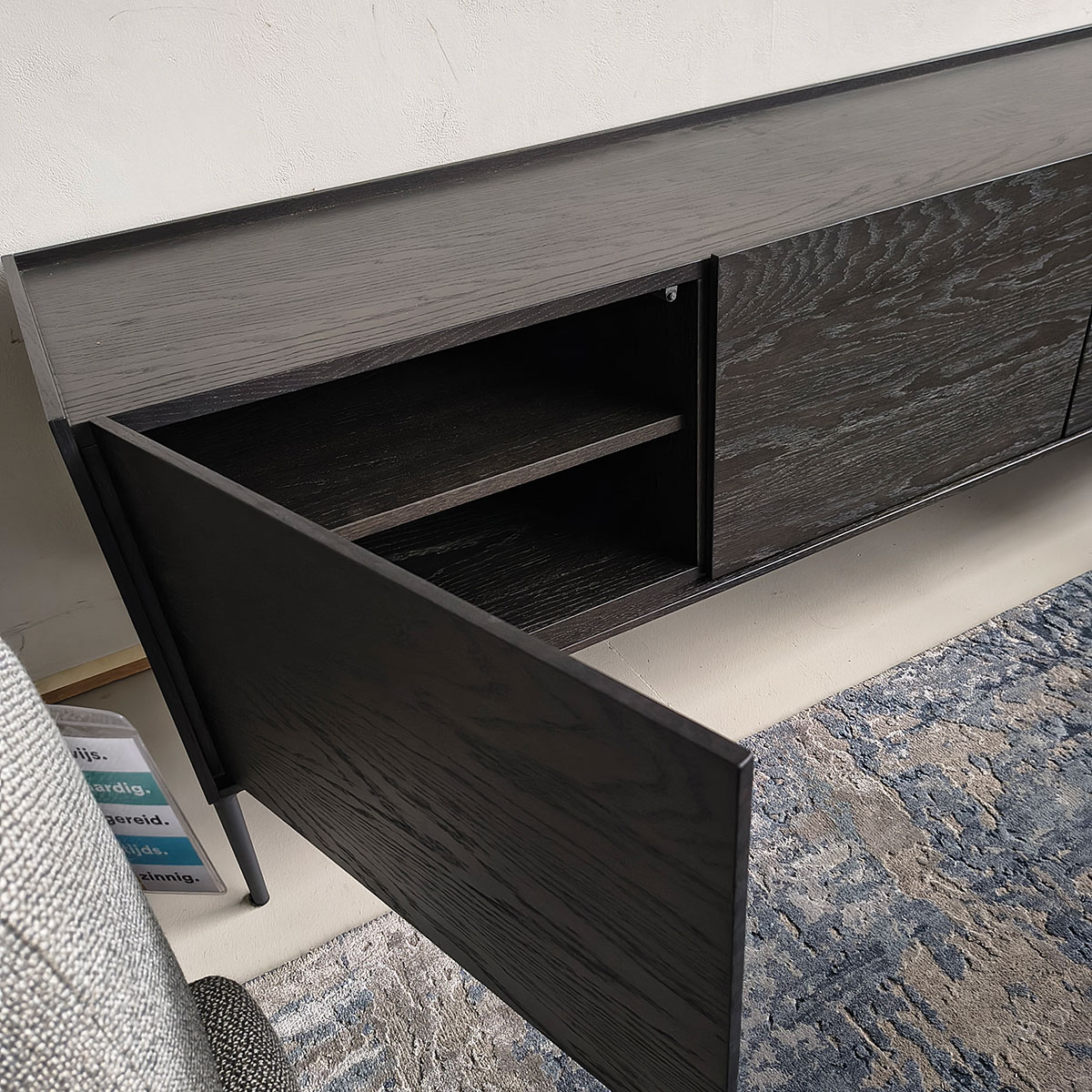 Showroommodel van houten dressoir bij Houweling Interieur. Dressoir kast uitgevoerd eikenhout RAL 7021.