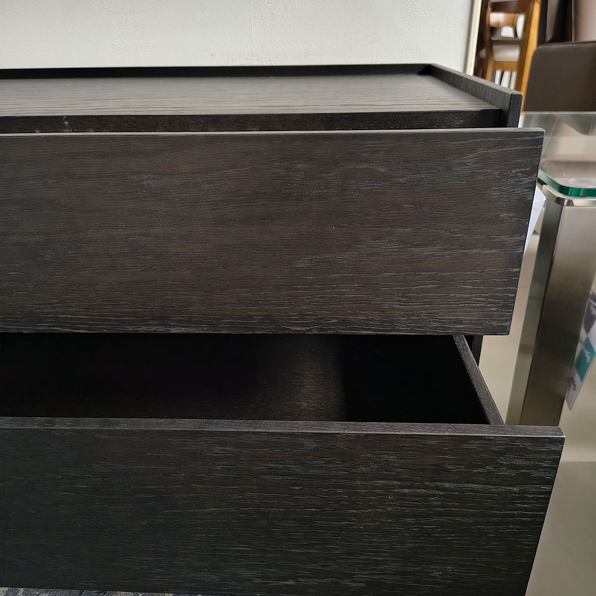 Showroommodel van houten dressoir bij Houweling Interieur. Dressoir kast uitgevoerd eikenhout RAL 7021.