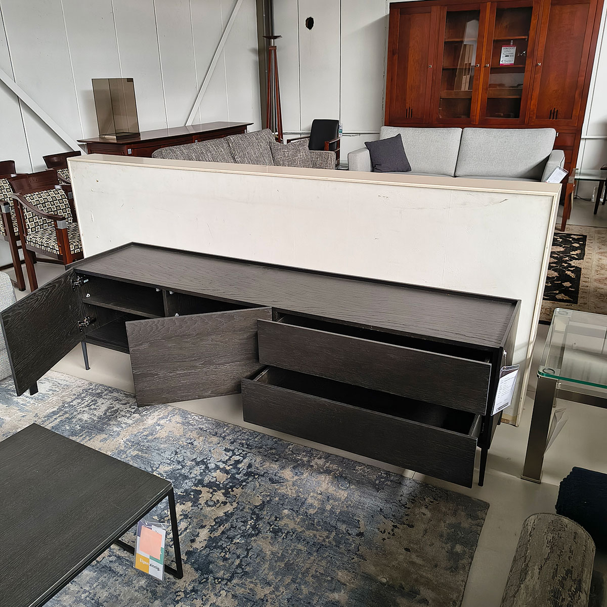 Showroommodel van houten dressoir bij Houweling Interieur. Dressoir kast uitgevoerd eikenhout RAL 7021.