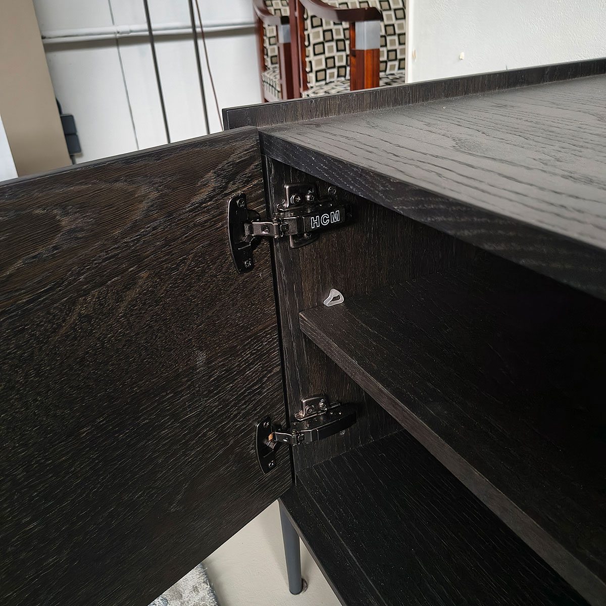 Showroommodel van houten dressoir bij Houweling Interieur. Dressoir kast uitgevoerd eikenhout RAL 7021.