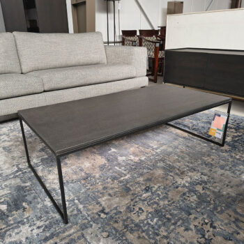Showroommodel van moderne salontafel bij Houweling Interieur. Eiken salontafel uitgevoerd met strak zwart metalen onderstel.
