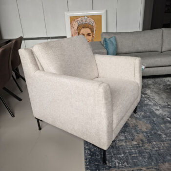 Showroommodel van moderne fauteuil bij Houweling Interieur. Design fauteuil uitgevoerd in ecru stof.