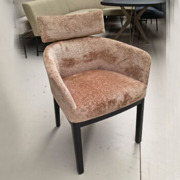 Showroommodellen van luxe eetkamerstoelen bij Houweling Interieur. Design eetkamerstoelen uitgevoerd in beige fluweel.