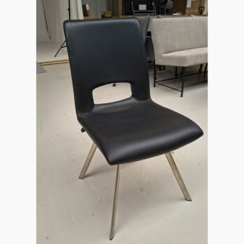 Showroommodel van leren eetkamerstoel bij Houweling Interieur. Design eetkamerstoel uitgevoerd in zwart leder en rvs onderstel.