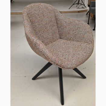 Showroommodel van luxe eetkamerstoel bij Houweling Interieur. Moderne eetkamerstoel uitgevoerd in beige stof en zwarte kruispoot.