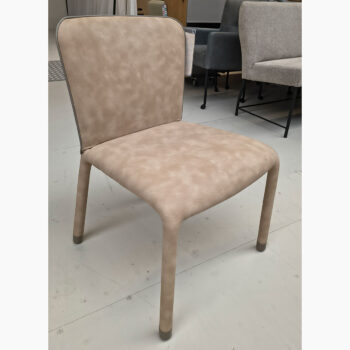 Showroommodel van design eetkamerstoel van Midj bij Houweling Interieur. Moderne eetkamerstoel in beige leder.
