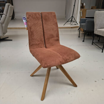 Showroommodel van retro eetkamerstoel bij Houweling Interieur. Design eetkamerstoel met bruine ribstof.