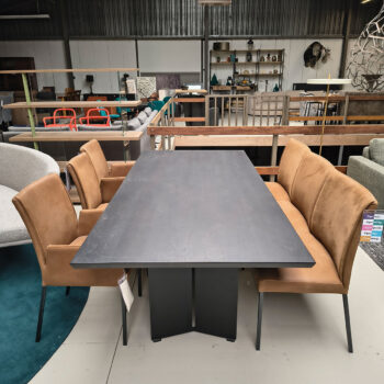 Showroommodellen van leren eetbank en eetkamerstoelen bij Houweling Interieur. Modern eetkamerstoelen en eetbank in cognac.
