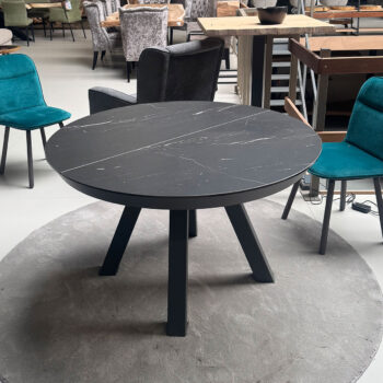Showroommodel van ronde uitschuiftafel bij Houweling Interieur. Ronde eettafel met keramiek uitschuifbaar blad.