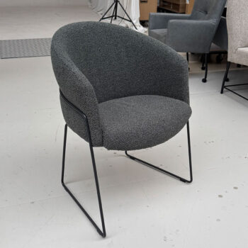 Showroommodel van luxe eetkamerstoel bij Houweling Interieur. Moderne eetkamerstoel in grijsgroene stof en rank onderstel.