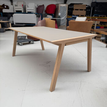Showroommodel van uitschuifbare eettafel van Skovby bij Houweling Interieur. Uitschuiftafel met groengrijs blad en houten onderstel.